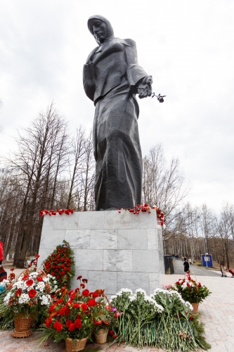 "Амкар" возложил цветы к мемориалу "Скорбящая Мать"