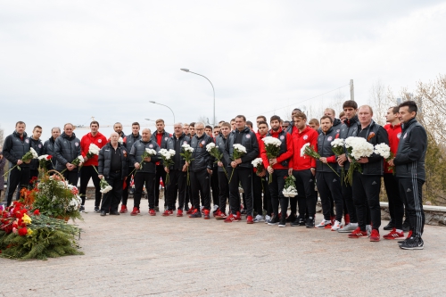 "Амкар" возложил цветы к мемориалу "Скорбящая Мать"