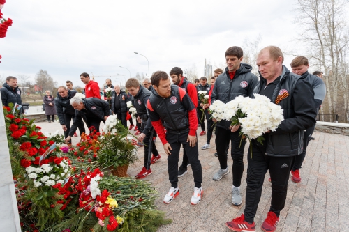 "Амкар" возложил цветы к мемориалу "Скорбящая Мать"