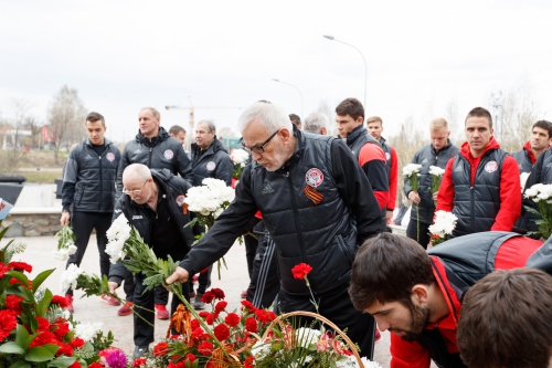 "Амкар" возложил цветы к мемориалу "Скорбящая Мать"