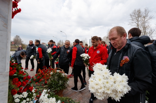 "Амкар" возложил цветы к мемориалу "Скорбящая Мать"