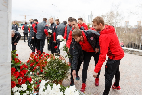 "Амкар" возложил цветы к мемориалу "Скорбящая Мать"