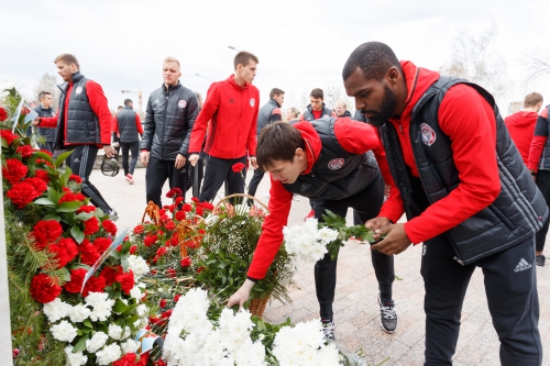 "Амкар" возложил цветы к мемориалу "Скорбящая Мать"