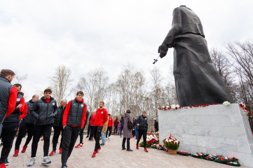 "Амкар" возложил цветы к мемориалу "Скорбящая Мать"