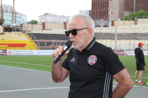 Матч футболистов "Амкара" и команды болельщиков