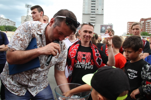 Матч футболистов "Амкара" и команды болельщиков