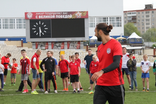 Матч футболистов "Амкара" и команды болельщиков