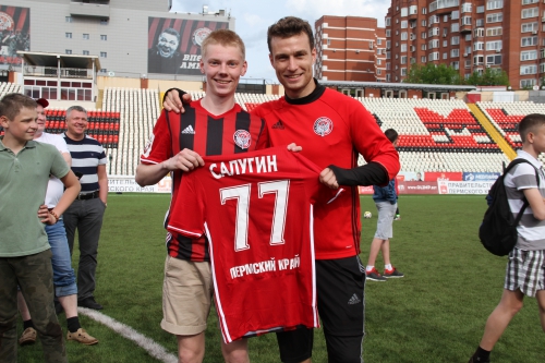 Матч футболистов "Амкара" и команды болельщиков