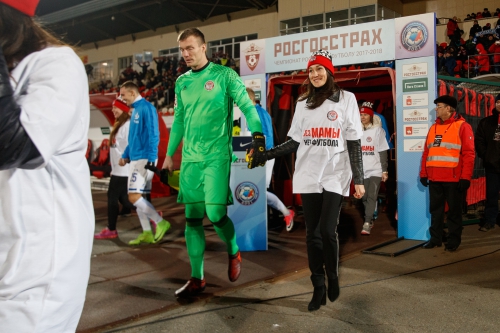 Антураж матча «Амкар» - «Динамо»: мамы, Мартин, каша, танцы и море позитива