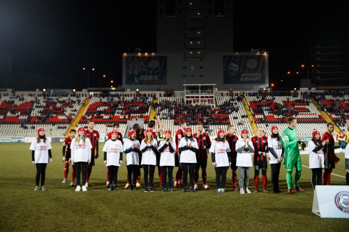 Антураж матча «Амкар» - «Динамо»: мамы, Мартин, каша, танцы и море позитива