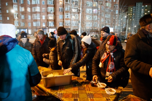 Антураж матча «Амкар» - «Динамо»: мамы, Мартин, каша, танцы и море позитива