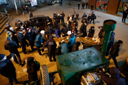 Антураж матча «Амкар» - «Динамо»: мамы, Мартин, каша, танцы и море позитива