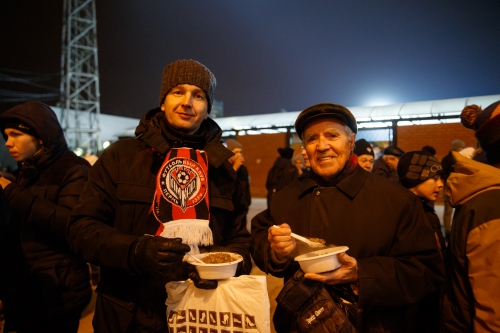 Антураж матча «Амкар» - «Динамо»: мамы, Мартин, каша, танцы и море позитива