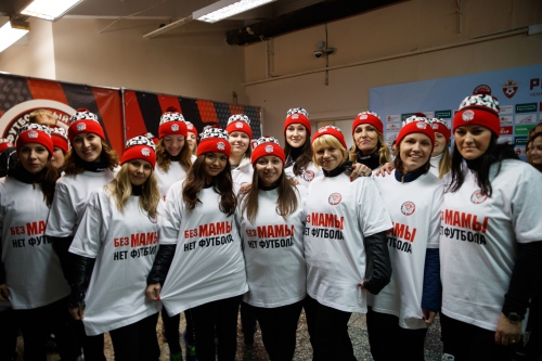 Антураж матча «Амкар» - «Динамо»: мамы, Мартин, каша, танцы и море позитива