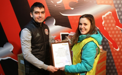 "Амкар" передал конфеты фонду "Я помогаю детям"