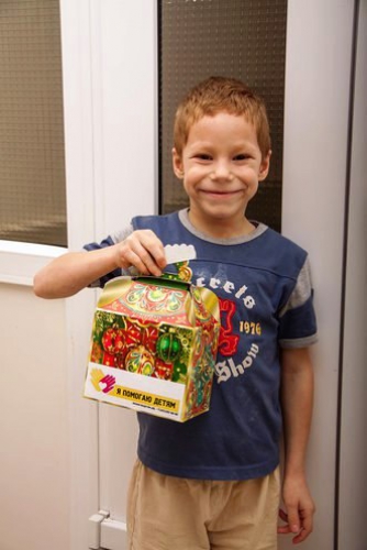 Дети получили сладкие подарки от «Амкара»