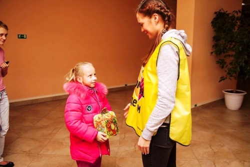 Дети получили сладкие подарки от «Амкара»