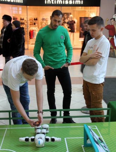 Петар Занев сыграл в робофутбол