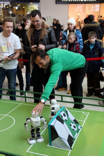 Петар Занев сыграл в робофутбол