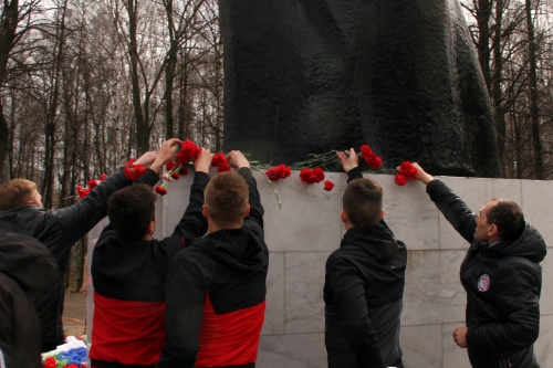 «Амкар» возложил цветы к мемориалу «Скорбящая мать»