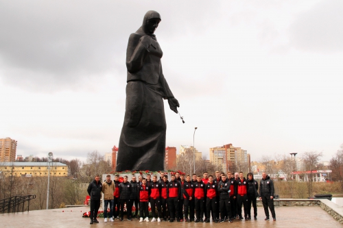 «Амкар» возложил цветы к мемориалу «Скорбящая мать»